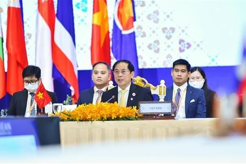 Le ministre des AE du Vietnam poursuit ses activités lors de l'AMM 55 et des conférences connexes