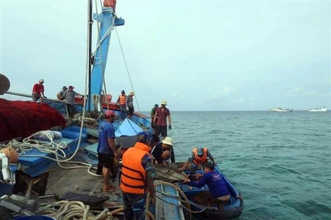 L’escadron 129 de la Marine sauve un bateau de pêche en détresse en mer