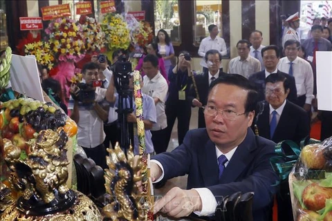 Le président Vo Van Thuong se rend au mémorial du président Ton Duc Thang