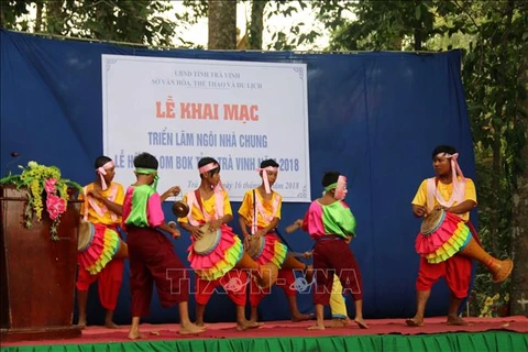 Les Khmers de la province de Tra Vinh célèbrent la fête Ok Om Bok