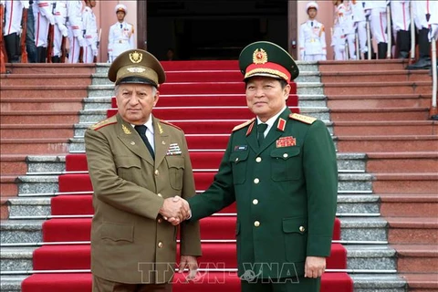 Le ministre des Forces armées révolutionnaires de Cuba en visite au Vietnam