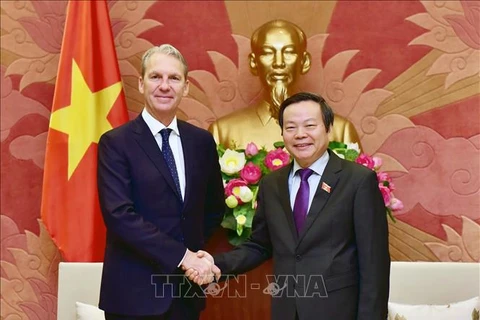 Le groupe Pfizer soutient le développement de l’industrie pharmaceutique au Vietnam