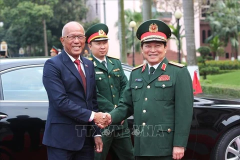 Le ministre philippin de la Défense en visite officielle au Vietnam