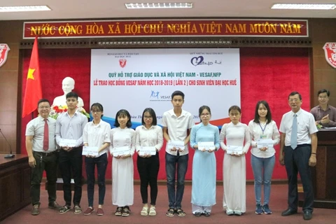 Remise de bourses à des étudiants brillants mais démunis à Thua Thien-Huê