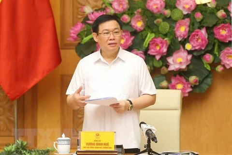 Le vice-PM Vuong Dinh Hue examine l'actionnarisation et la restructuration des entreprises publiques