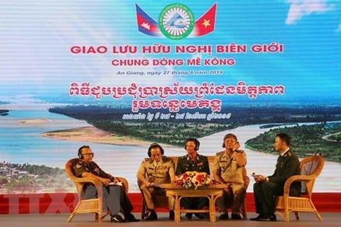 Un échange d'amitié frontalière Vietnam-Cambodge