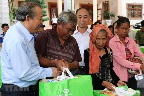 Le vice-PM Truong Hoa Binh remet des aides à des personnes démunies à Binh Phuoc