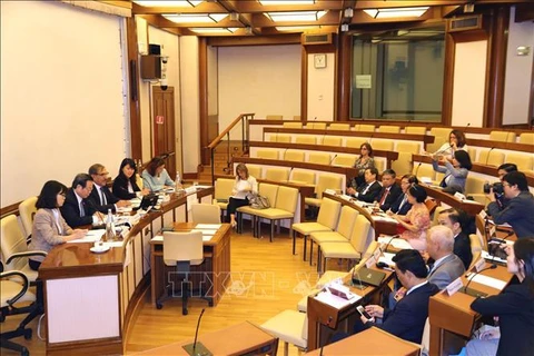 Le vice-président de l'AN Phung Quoc Hien rencontre des dirigeants du Sénat italien