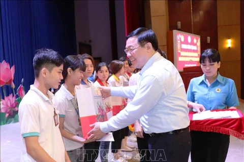Le vice-PM Vuong Dinh Hue offre des cadeaux du Têt aux ouvriers et démunis à Tay Ninh