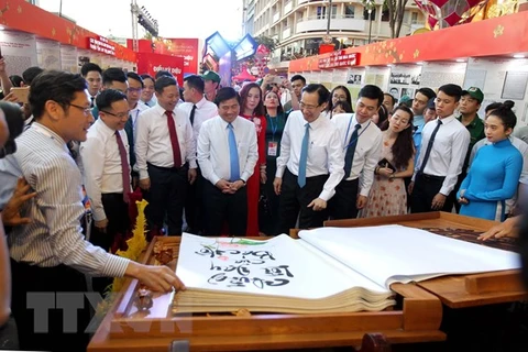 HCM-Ville : ouverture du festival de la rue des livres et de la rue florale Nguyên Huê