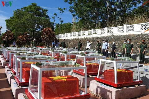 Kon Tum : inhumation des restes de 21 soldats vietnamiens tombés au Laos et au Cambodge