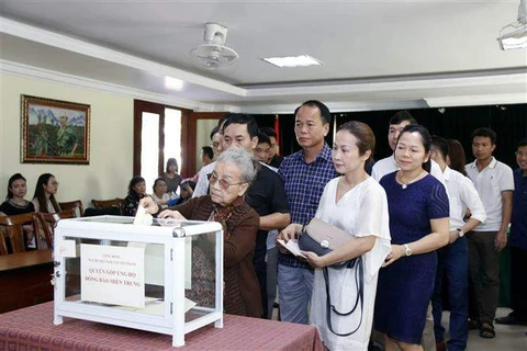 Des Vietnamiens au Laos au chevet des sinistrés des crues au Centre