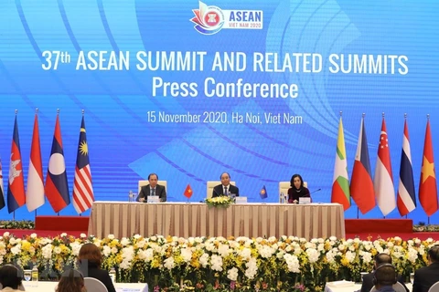 Le PM Nguyen Xuan Phuc souligne le succès du 37e sommet de l'ASEAN et sommets connexes