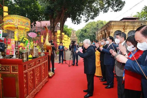 Le leader Nguyen Phu Trong fait offrande de baguettes d'encens à la Cité impériale de Thang Long