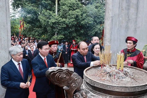 Le président Nguyen Xuan Phuc rend hommage aux rois fondateurs Hung à Viêt Tri