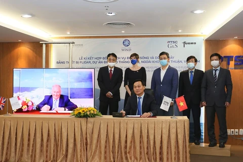 Signature d'un contrat d'installation de bouées flottantes pour l'éolien offshore à Binh Thuan
