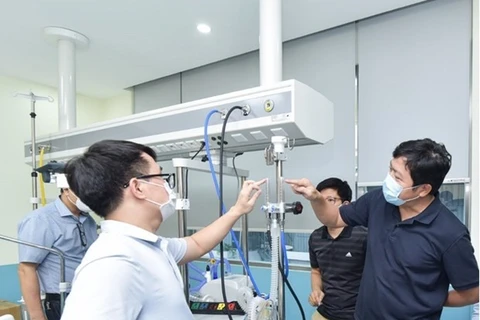 COVID-19 : le Vietnam fabrique l'appareil d'oxygénothérapie à haut débit 