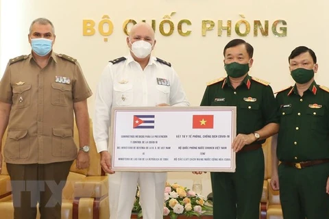 COVID-19: le ministère vietnamien de la Défense offre des fournitures médicales à Cuba