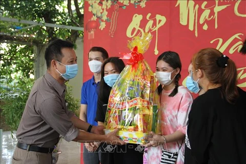 Des étudiants lao accueillent le Nouvel An traditionnel au Vietnam