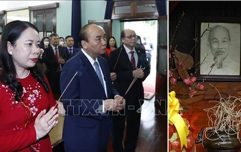 Le président Nguyen Xuan Phuc rend hommage au Président Hô Chi Minh