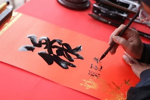 La calligraphie porte-bonheur du début d'année lunaire, un trait culturel des Vietnamiens