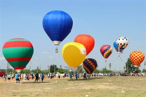 Le premier festival de montgolfières à Kon Tum 