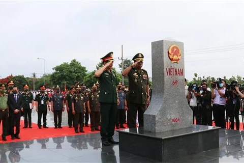 Le premier échange d'amitié de la défense frontalière Vietnam-Cambodge 
