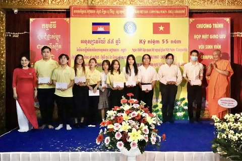 Remise de bourses d'études à des étudiants cambodgiens à Ho Chi Minh-Ville