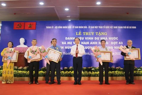 Remise du titre de ​"Mère héroïne du Vietnam​" à des femmes méritantes à HCM-Ville