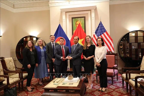L'ambassade du Vietnam aux États-Unis reçoit des antiquités remises par le FBI
