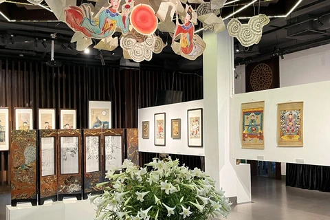 Dialogue entre artisan et jeunes artistes sur les estampes de Hàng Trông