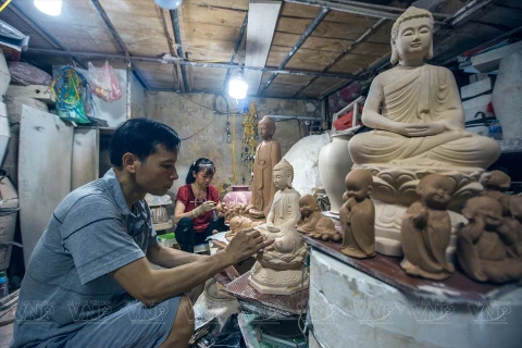 Peinture de lotus sur poterie et sculpture de Bouddha à Bat Trang