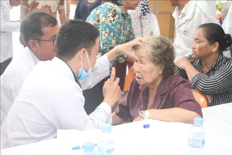 Des médecins vietnamiens au chevet des patients cambodgiens démunis