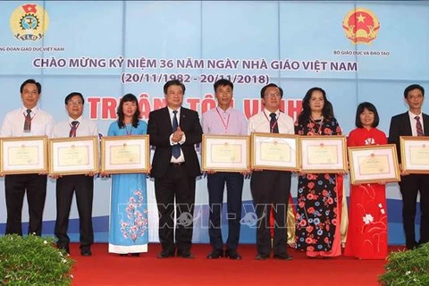 Célébrations de la Journée des enseignants vietnamiens dans l'ensemble du pays