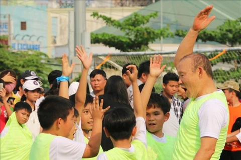 Football : l’entraîneur Park Hang-seo apporte le programme « Donner du rêve » aux enfants à An Giang