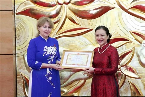 Insigne "Pour la paix et l'amitié entre les nations" à l'ambassadrice d'Arménie au Vietnam