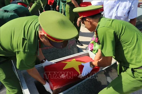 Inhumation des restes de soldats tombés au Cambodge