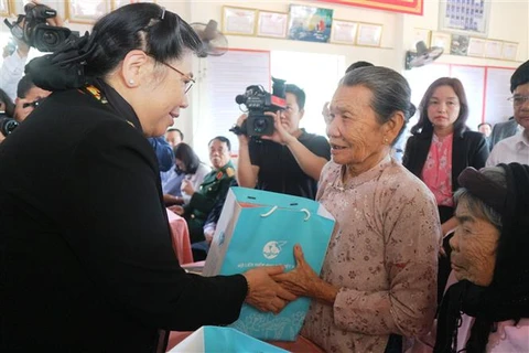 Des dirigeants offrent des cadeaux du Tet à des familles démunies à plusieurs localités