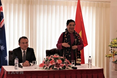 La vice-présidente permanente de l’AN rencontre des Vietnamiens en Australie