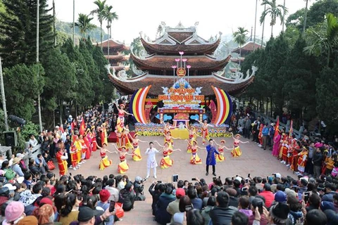 Ouverture de nombreuses fêtes traditionnelles à Hanoï et à Ha Tinh