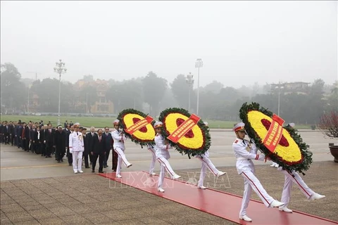 90e anniversaire de la fondation du Parti: hommage au Président Hô Chi Minh