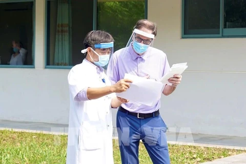 COVID-19 : un patient britannique de 71 ans guéri par l'Hôpital central de Hue