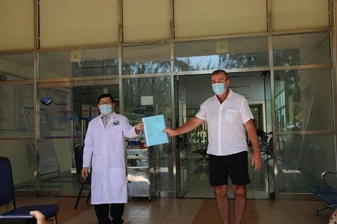 COVID-19: le 57e patient sorti de l’hôpital à Quang Nam