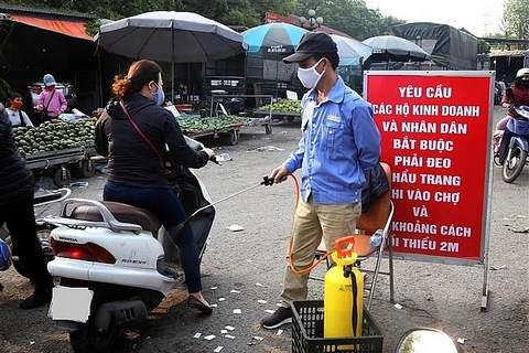 Ce week-end, des tests rapides de dépistage de virus SARS-CoV-2 aux marchés de vente en gros à Hanoï