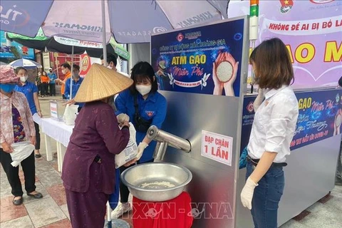 COVID-19 : des «ATM riz» à Hai Phong et à Khanh Hoa pour aider les personnes démunies