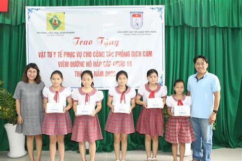 L'Union des organisations d’amitié de HCM-Ville assiste des écoles dans la lutte contre le COVID-19
