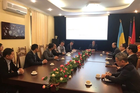 L'ambassadeur Nguyen Hong Thach rencontre des représentants d'entreprises vietnamiennes en Ukraine