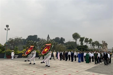 Les dirigeants de Ho Chi Minh-Ville rendent hommage aux héros morts pour la Patrie