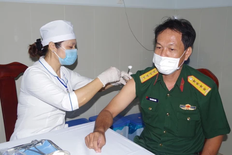 Neuf villes et provinces achèvent la première phase de vaccination anti-COVID-19