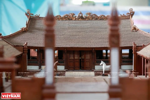 La plus petite maquette de maison commune en bois au Vietnam